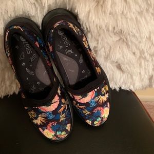 NEW LISTING BZees shoes